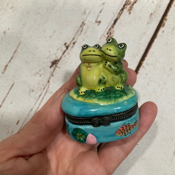TWO FROGS IN LOVE HINGED TRINKET BOX - Picture 8 of 8